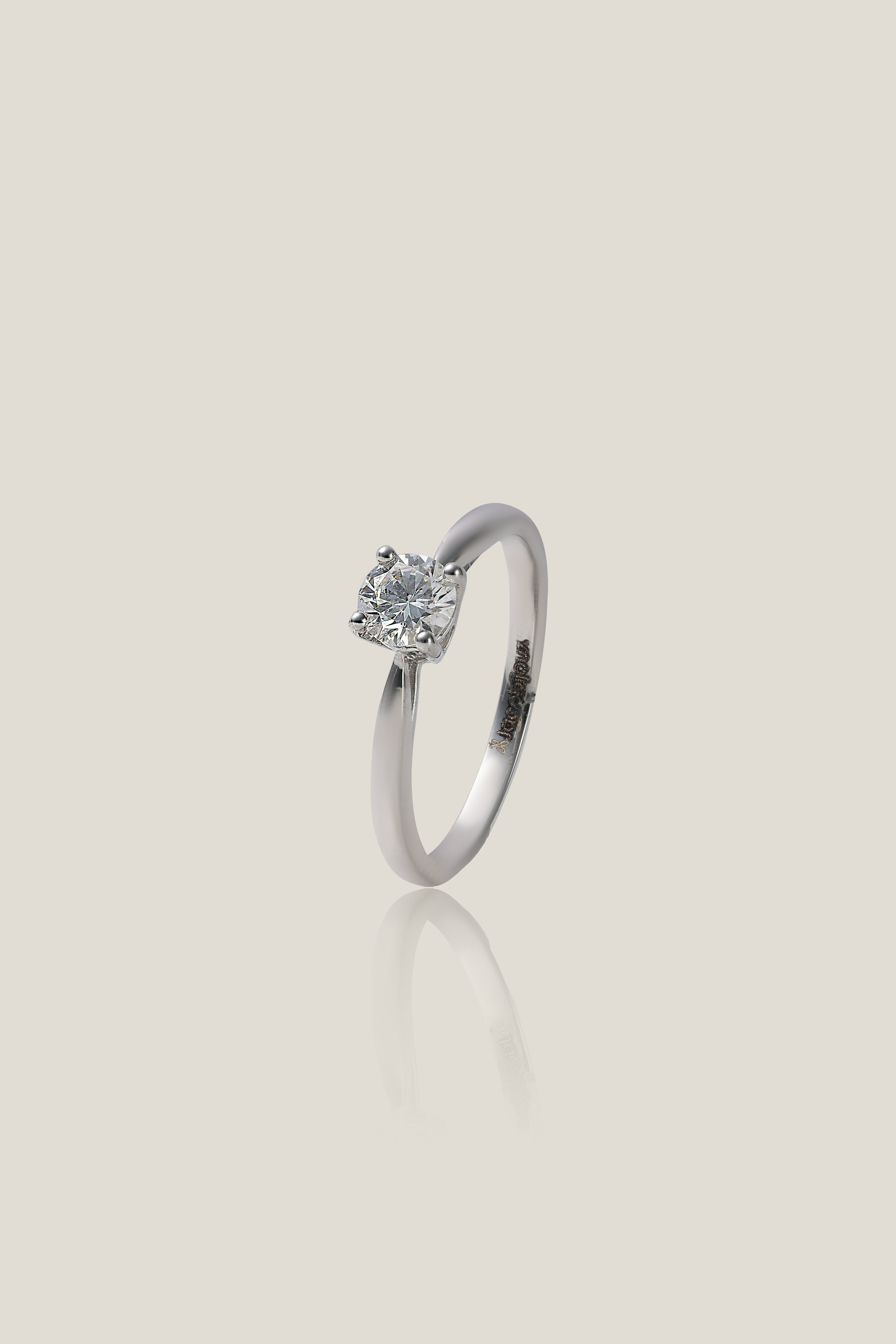 Round white diamond solitaire ring | 0.4carats, 2.91g