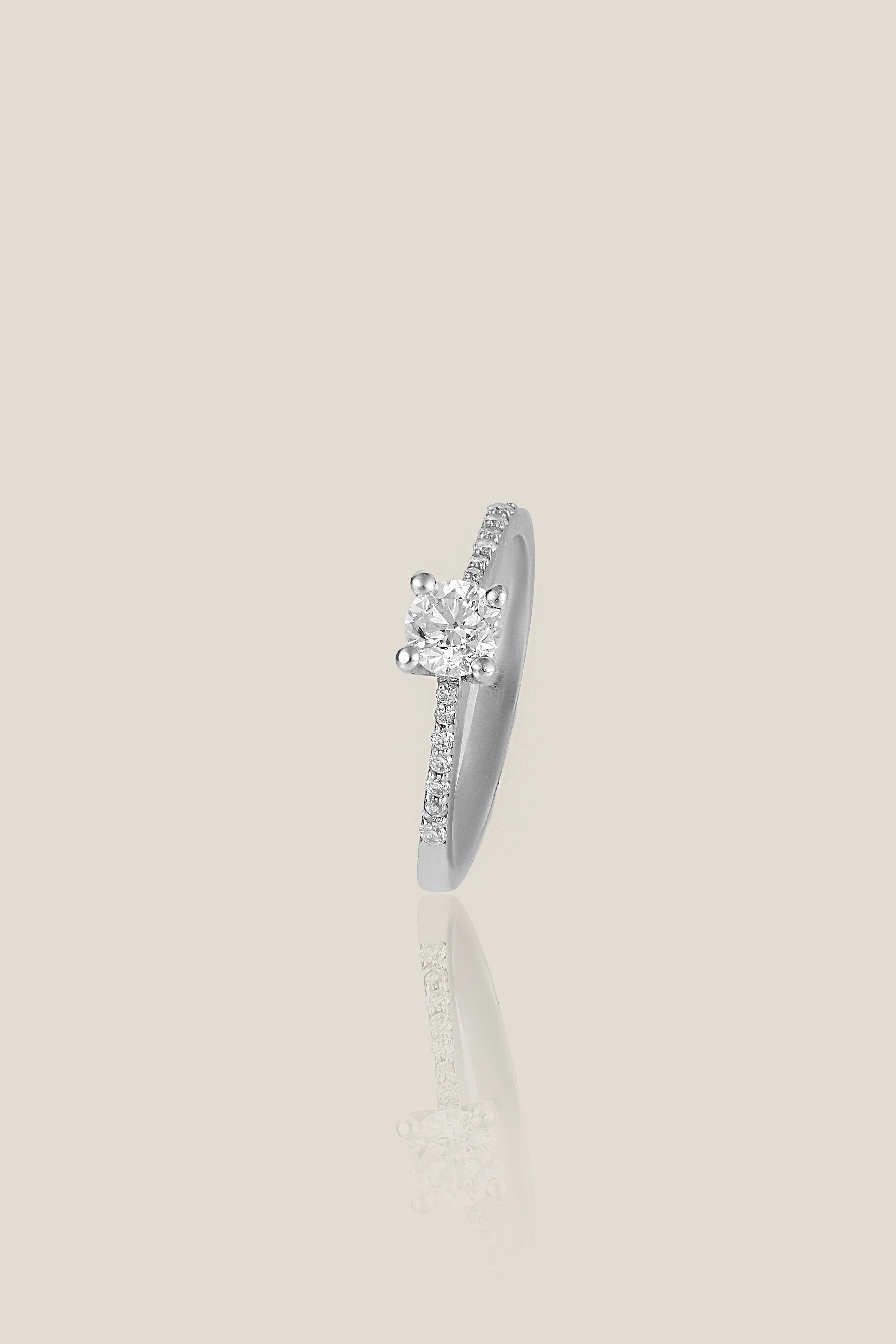 Round white diamond solitaire ring | 0.51 carats, 2.77g